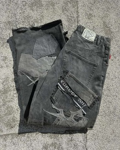 Celana Jeans Denim Pria Y2K Gothic Patchwork Model Robek <span class=keywords><strong>Baggy</strong></span> Straight Leg Cargo Pocket Raw Edge Distressing  Supplier OEM/ODM - Product Image 2