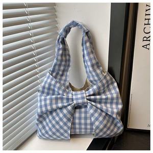 Bolso grande de lona a cuadros con lazo Extragrande - Product Image 1