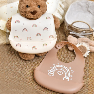 Babero de Silicona Impermeable para Bebés con Diseño de Arcoíris y Corazón, Súper Suave, Portátil y Antisuciedad - Product Image 3