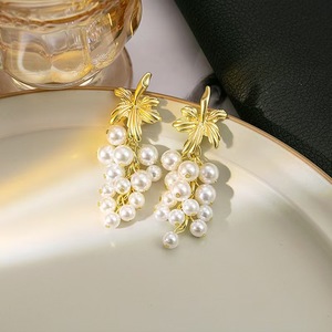 Pendientes de Lujo Unisex QX Silver Needle con Diseño Clásico de Aleación, Perlas y Borlas Geométricas de Hoja de Uva para Mujer, Aniversario - Product Image 3