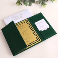 Invitation de mariage de luxe en velours vert, couverture rigide noire, découpe laser, carte en acrylique miroir doré avec monogramme en acrylique doré