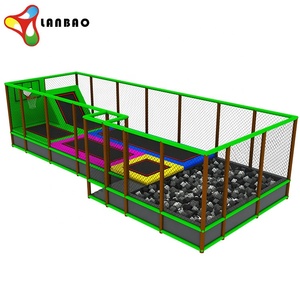 Attrezzature per parco giochi al coperto per bambini, con una piccola zona giochi con un parco trampolino rettangolare bungee e rete di sicurezza - Product Image 3