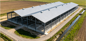 Abri pour bétail en métal préfabriqué à structure ouverte, hangar en acier à ossature portique avec panneaux de cloisonnement en maille continue - Product Image 3