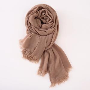 Zifeng OEM moda 100% rayón Color sólido doblado fino arruga fina transpirable suave bufanda pañuelo chal - Product Image 5