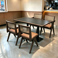 Table de café BST en noyer foncé avec plateau noir et chaises en cuir à dossier en rotin pour café