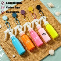 Bouteille de voyage portable en PET de 60 ml (2 oz) avec logo personnalisé, vaporisateur à gâchette, clip de suspension et mousqueton pour liquides cosmétiques