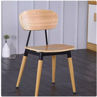 Table à manger en fer forgé en bois massif de conception moderne nordique avec fonction douce de chaise en métal incurvé pour les magasins de bistrot et de snack