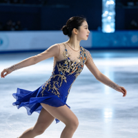 Robe de performance bleu roi à col rond en maille à manches longues pour patinage artistique, ornée de strass multicolores dorés et d'un grand dos ouvert