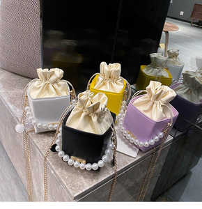 Nuevas llegadas: Bolsos de mano tipo bandolera para mujer con cadena de perlas y asa superior, estilo cubo. - Product Image 3