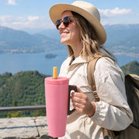 Bouteilles d'eau chaude en acier inoxydable en gros, tasses à café isothermes à double paroi sous vide avec poignée, couvercle rabattable et paille pour filles