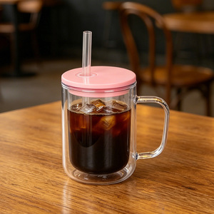 Taza de viaje transparente personalizada de color caramelo de 17 oz con asa y pajita para bebidas y café - Product Image 1