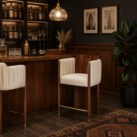 Tabouret de bar moderne de luxe léger, style mi-siècle, en bois massif de frêne, avec accoudoirs en velours plissé et repose-pieds en laiton, pour bar à domicile et usage hôtelier