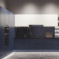 Meubles de cuisine modernes en forme de L, bicolores, en pierre, bleu marine mat et blanc, sans poignées, avec vitrine en verre