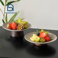 Vintage keramische porseleinen grijze ronde borden met voet voor restaurant, diner, dessert, cake, fruit, met logo