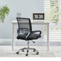 Chaise de bureau moderne en maille, réglable en hauteur, pivotante, avec accoudoirs fixes et base chromée pour le personnel de bureau
