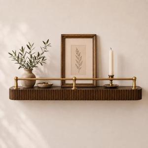 Étagère murale flottante cannelée arrondie avec rail de galerie en laiton, style moderne du milieu du siècle, pour rangement et présentation dans le salon ou la chambre - Product Image 1