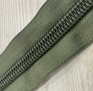 Nhà Máy Bán Buôn Giá Tùy Chỉnh #10 Dài Chuỗi Nylon Dây Kéo Thân Thiện Với Môi Cuộn Dây Màu Đen Dây Kéo Cuộn Làm Bằng Nhựa - Product Image 4