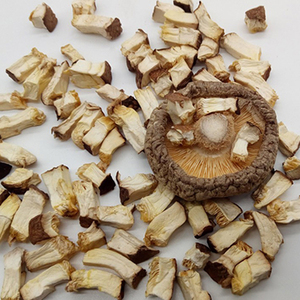 Granules de shiitake de champignons lentinus séchés et comestibles naturels Shiitake séchés et hachés - Product Image 1