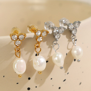 ต่างหูมุกน้ำจืดประดับเพชรสามเม็ดสำหรับผู้หญิง ไทเทเนียมสตีล ชุบทอง 18k สำหรับใส่ทุกวัน ดีไซน์ทรงเรขาคณิต - Product Image 1