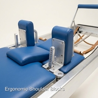 Experimente el rendimiento de precisión con este Reformer de Pilates clásico de aluminio semielevado.