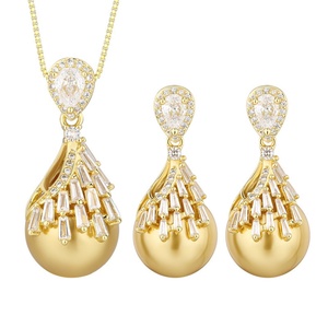 Juego de Joyería de Alta Gama Ecológico con Borlas Chapadas en Oro y Cobre, Collar y Aretes con Perlas Doradas de 16-14MM para Mujer - Product Image 1