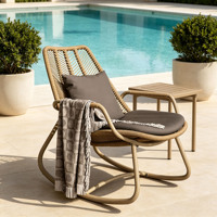 Fauteuil à bascule d'extérieur au style simple et décontracté avec accoudoirs, adapté aux occasions en plein air telles que les terrasses, les balcons, etc.