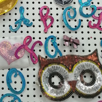 Vente en gros de patchs brodés à paillettes insignes de broderie en tissu personnalisables coeur/fleur/vêtement de forme ronde