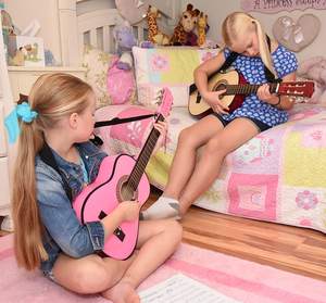 <span class=keywords><strong>Chitarra</strong></span> in Legno <span class=keywords><strong>Rosa</strong></span> da 30 Pollici per Bambini, Ragazze e Ragazzi Principianti con Corde in Nylon - Product Image 2