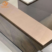 Table basse rectangulaire moderne avec plateau en marbre, design pour salon