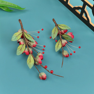 Conception originale, faite à la main, épingle à cheveux en velours rouge éthéré à motif de fleur de prunier, parfaite pour les costumes traditionnels chinois et le Hanfu. - Product Image 2