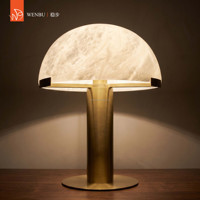 Lampe de table en albâtre espagnol de style mid-century en laiton brossé pour hôtel, villa, salon