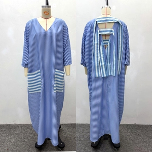 SH7245 Abito Lungo Elegante a Righe con Stampa, Maniche Corte, Vestito Ampio con Schiena Scoperta e Scollo a V - Product Image 4