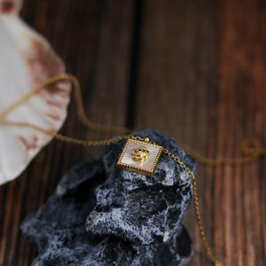 Elegante Collar Retro de Acero Inoxidable Chapado en Oro de 18K para Mujer, con Diseño de Gota de Agua, Corona, Cuadrado, Rosa, Concha Blanca, Regalo de Compromiso - Product Image 4