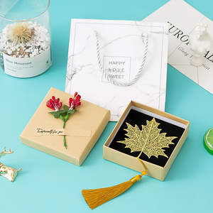 Nouvelle Tendance Marque-Page à Pompons, Cadeau Créatif pour Enseignants et Étudiants, Marque-Page Creux en Laiton Doré à Feuille d'Or Mignon - Product Image 3