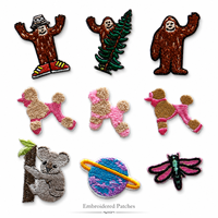 Patchs brodés miniatures personnalisés en gros, motifs animaux mignons (Caniche, Bigfoot, Planète, Libellule), thermocollants et à coudre pour vêtements et sacs