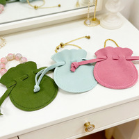 Pochette à bijoux A1 Fantastique en coton tissé corail poussiéreux avec motif tulipe et attache sécurisée pour présentation de bijoux fins