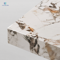 Table basse carrée Luca en pierre frittée, aspect marbre |   Meuble de salon, hôtel, villa sur mesure, blanc brillant à motifs, avec pieds noirs intégrés