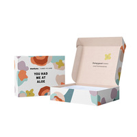 Boîte postale en carton couleur personnalisée imprimée sur mesure pour fabricant OEM, emballage en papier, boîte d'expédition ondulée pour vêtements