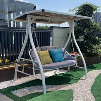 Fauteuil balançoire double confortable au design moderne pour jardin, avec auvent et coussins, structure en fer blanc, mobilier d'extérieur ensoleillé, direct usine
