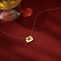 J&D Collier Pendentif Cœur d'Amour Enveloppe Amovible Minimaliste en Acier Inoxydable Incrusté de Zircon Cubique Rouge, Cadeau de Saint-Valentin pour Femme