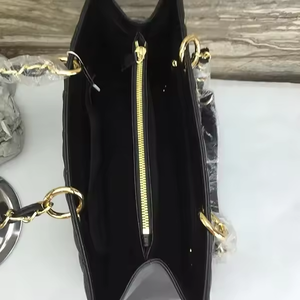 กระเป๋าถือหรูหรา 5A ของแท้สำหรับผู้หญิง แฟชั่น ทนทาน น้ำหนักเบา ปิดด้วยซิป สายสะพายไหล่ กระเป๋าดีไซเนอร์ - Product Image 3