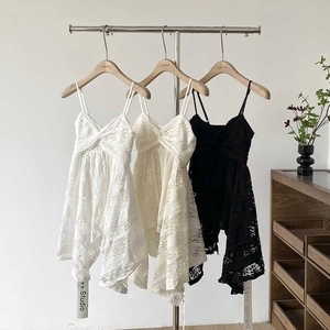 Camisole amincissante tendance et polyvalente avec empiècements en dentelle, design féminin - Product Image 1