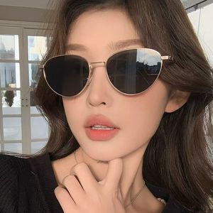 Lunettes de soleil œil de chat pour femmes, monture intégrale, UV400, rétro, légères, protection solaire, monture en métal, style adulte - Product Image 1