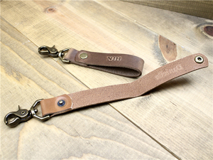 Porte-clés personnalisé en cuir véritable avec porte-clés en alliage de zinc à motif gravé - Durable et écologique - Product Image 3
