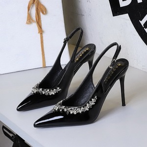 Sandales à talons aiguilles en cuir rouge pour femme, ornées de strass noirs et de cristaux, à bout pointu, style slingback, effet brillant - Product Image 6