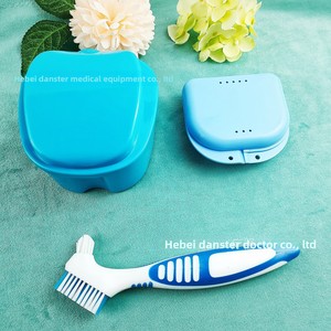 Juego de viaje para el cuidado de la dentadura, dentadura de cepillo de cerdas de nailon suave y <span class=keywords><strong>caja</strong></span> de <span class=keywords><strong>dientes</strong></span> para limpieza y colocación para hoteles - Product Image 1