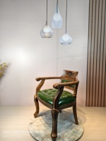 Chaise de salle à manger européenne moderne avec logo personnalisé, structure en bois massif, revêtement en cuir, empilable, pour restaurant, bar, salon de cigares