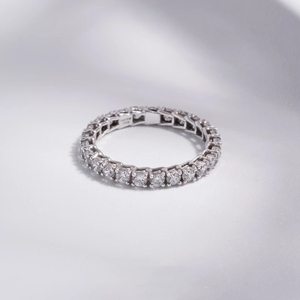 Anillo Fino y Delgado de Eternidad, Oro Blanco de 18k, Anillo con Diamante Cultivado en Laboratorio - Product Image 5
