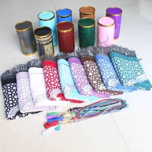 Alfombra de oración tradicional YASEEN en forma de arco, de chenilla con puntos blancos, lavable a máquina, con juego de cuentas Tasbih de 99 piezas. - Product Image 1
