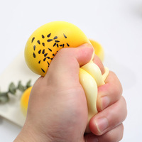 Jouet Squishy Créatif en TPR en Forme de Pâtisserie aux Fruits, à Remontée Lente, avec Jaune d'Œuf Fluide, Imprimé UV, Portable, Anti-Stress, pour Enfants, Vente en Gros